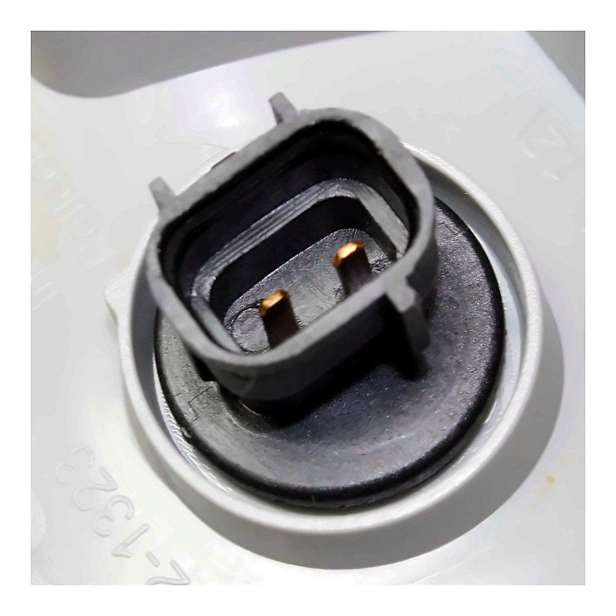 2014-2016 Toyota Highlander Hybrid - Driver Side Tail Light - connector view, Part TO2802115