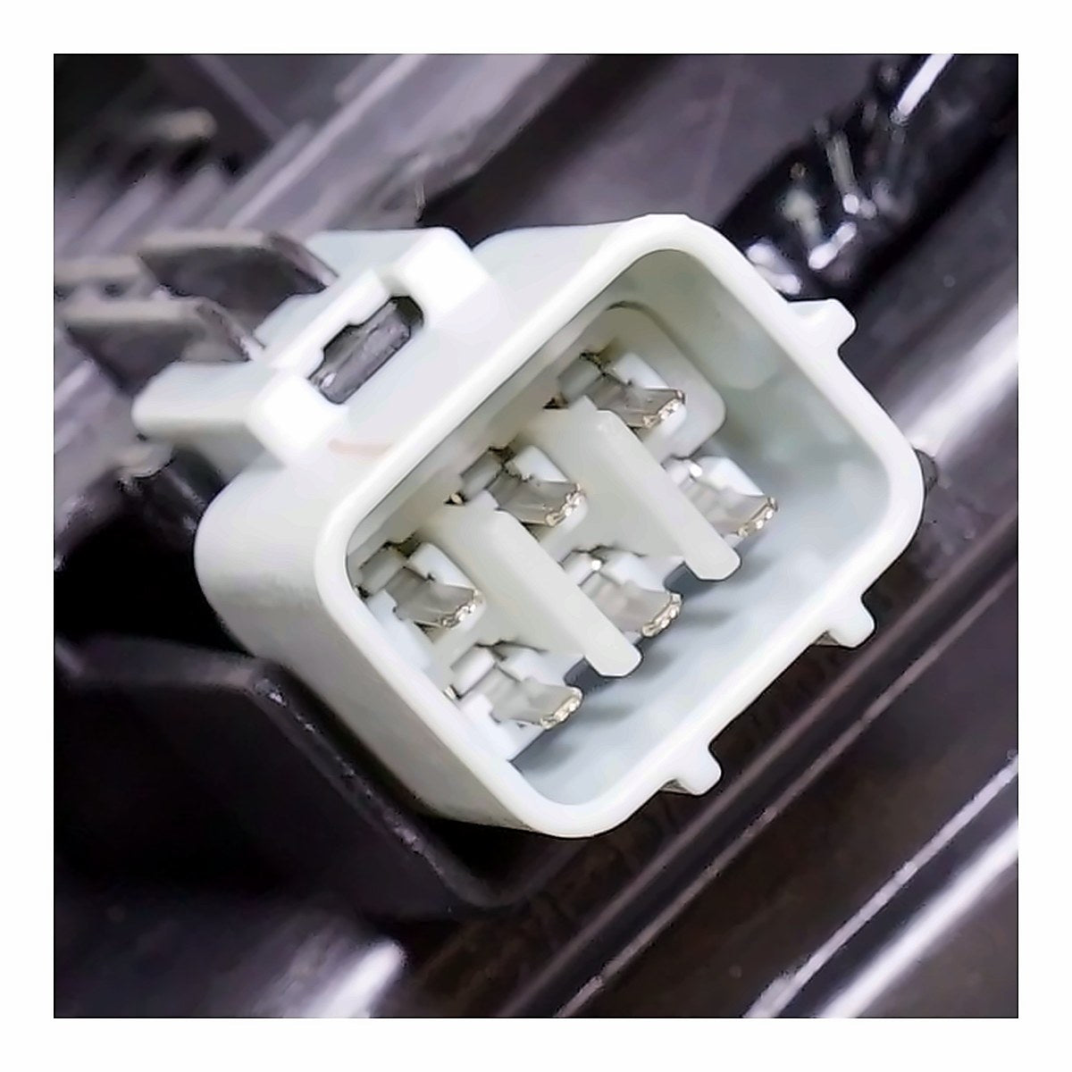 2019-2022 Toyota Prius - Passenger Side Headlight - connector view, Part TO2503280